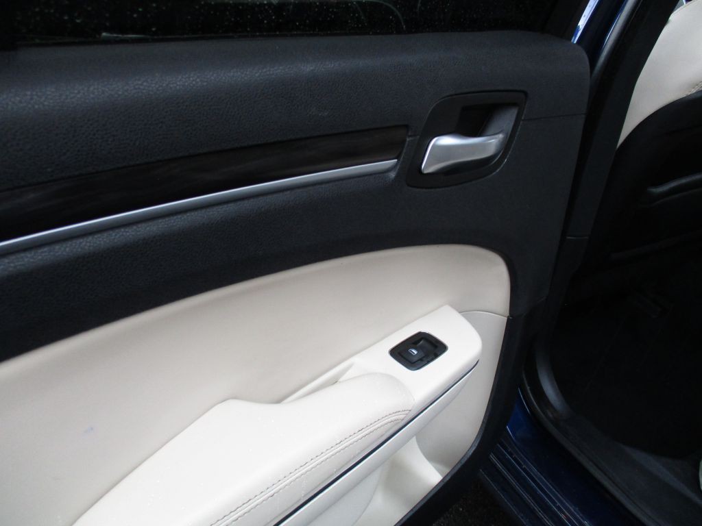 2015 Chrysler 300 Image 21