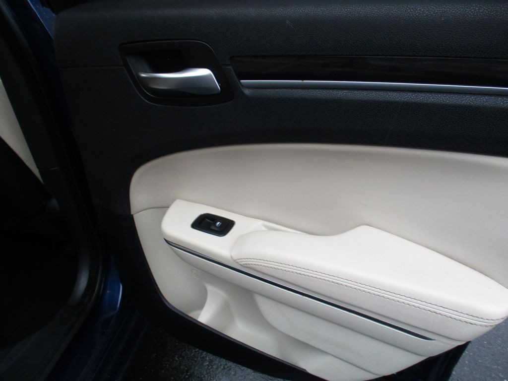 2015 Chrysler 300 Image 22