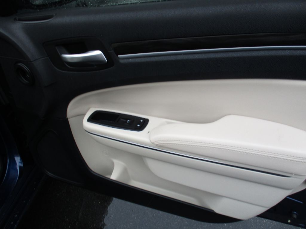 2015 Chrysler 300 Image 23