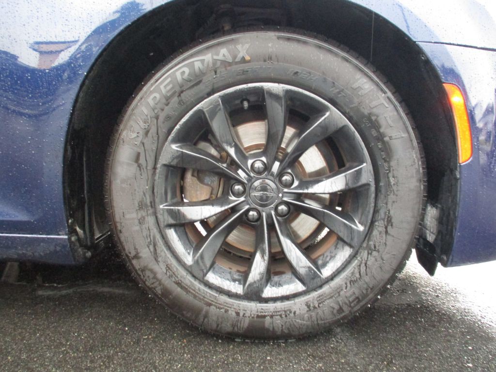 2015 Chrysler 300 Image 24
