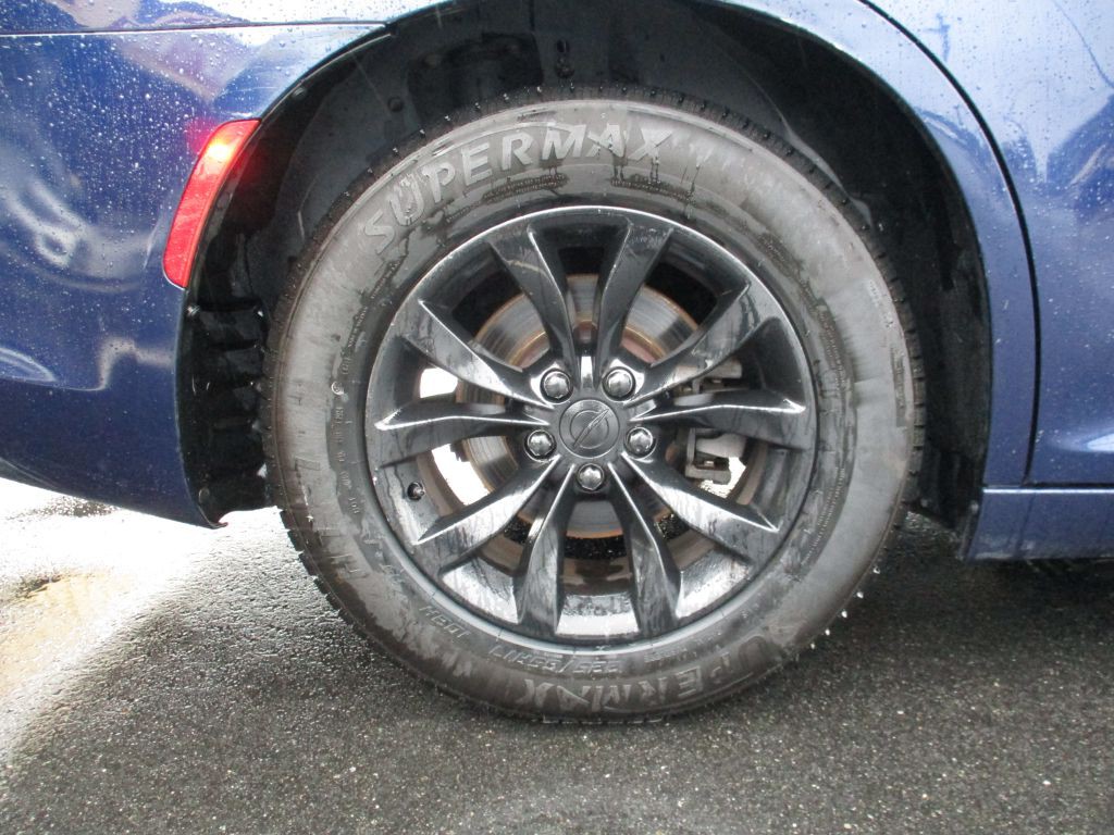 2015 Chrysler 300 Image 25