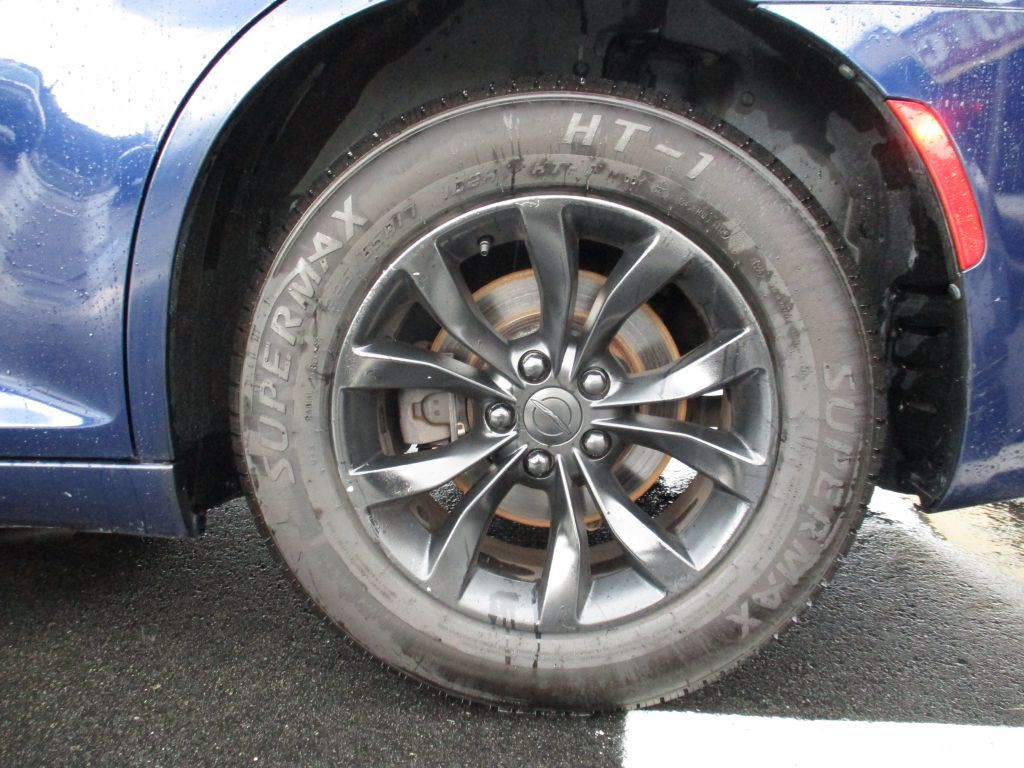 2015 Chrysler 300 Image 26