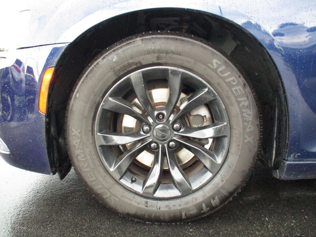 2015 Chrysler 300 Image 27