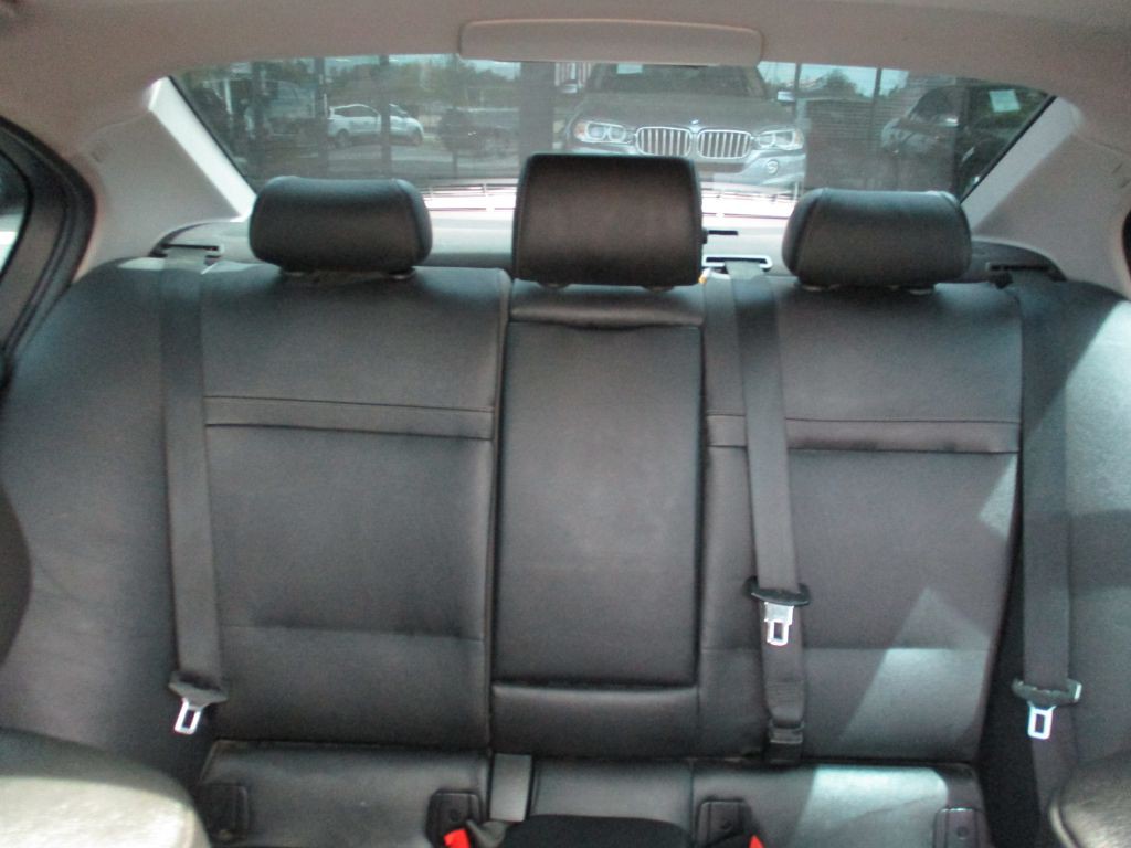 2011 BMW 3 Series Image 13