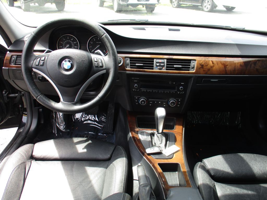 2011 BMW 3 Series Image 14