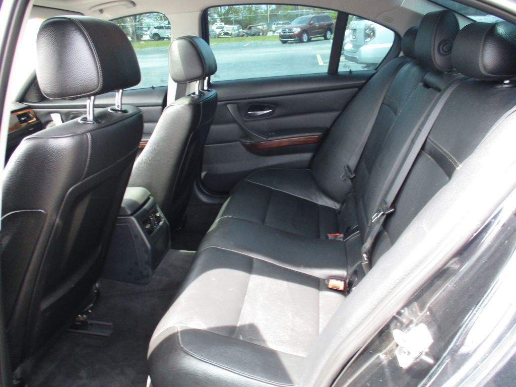 2011 BMW 3 Series Image 16