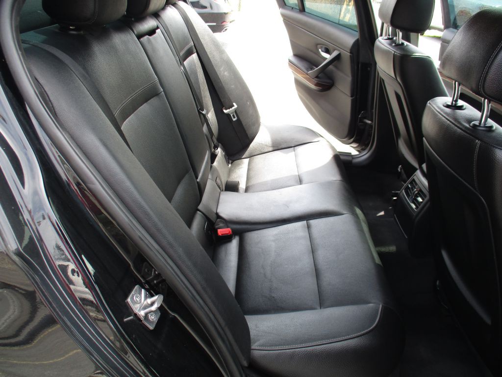 2011 BMW 3 Series Image 17