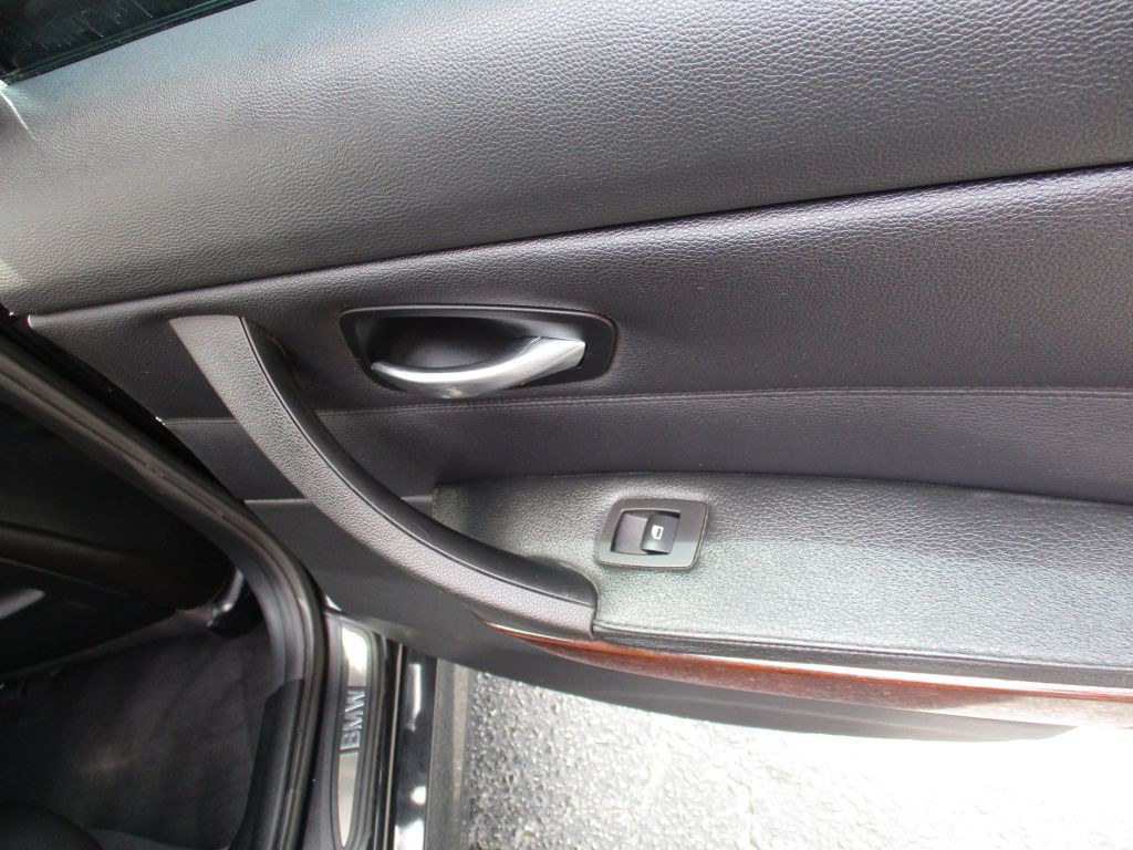 2011 BMW 3 Series Image 21