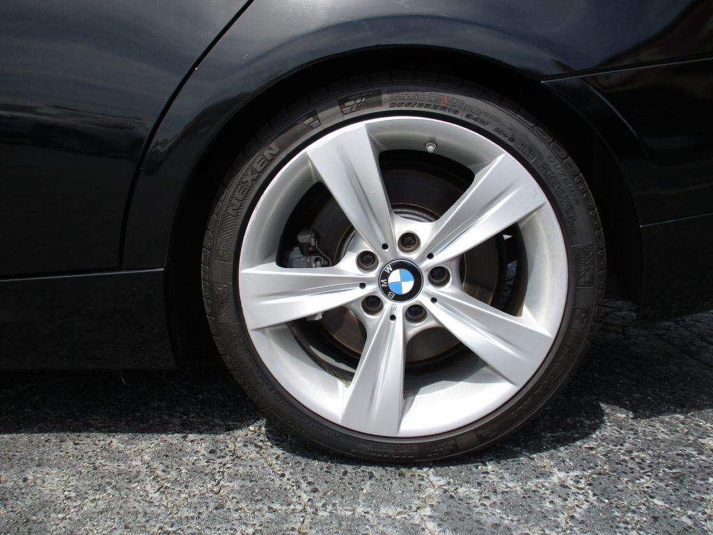 2011 BMW 3 Series Image 25