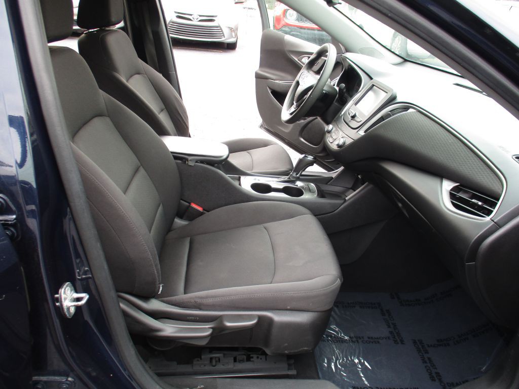 2017 Chevrolet Malibu Image 17