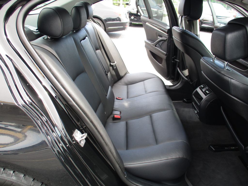 2011 BMW 5 Series Image 16