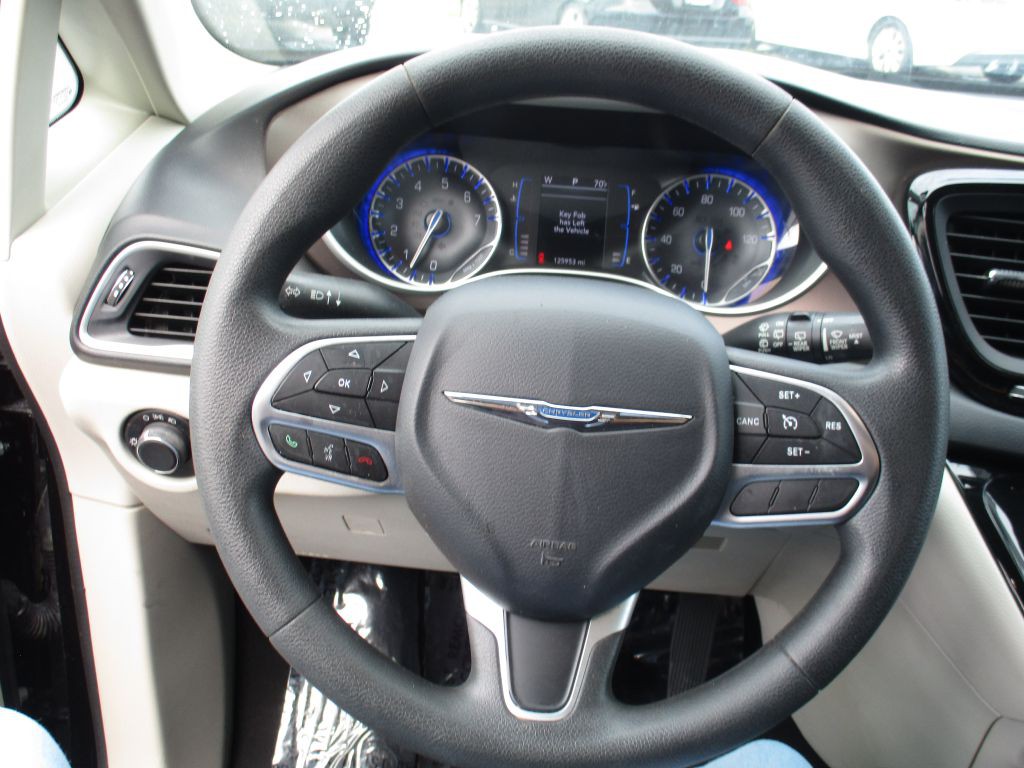 2017 Chrysler Pacifica Image 11