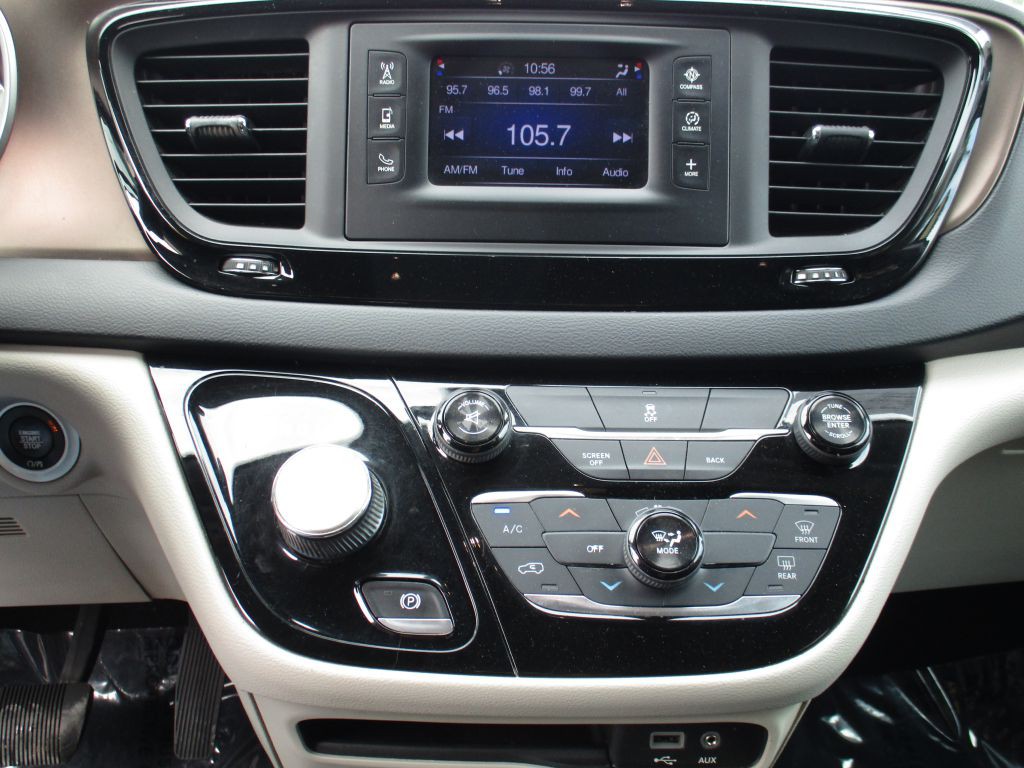 2017 Chrysler Pacifica Image 12