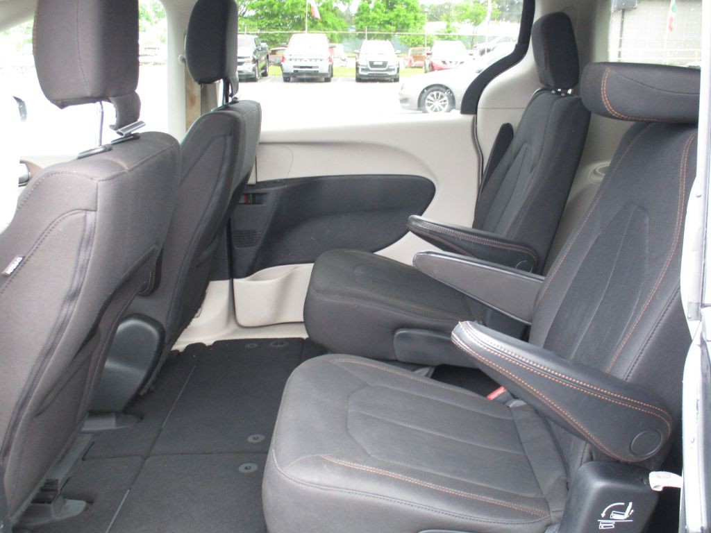 2017 Chrysler Pacifica Image 15