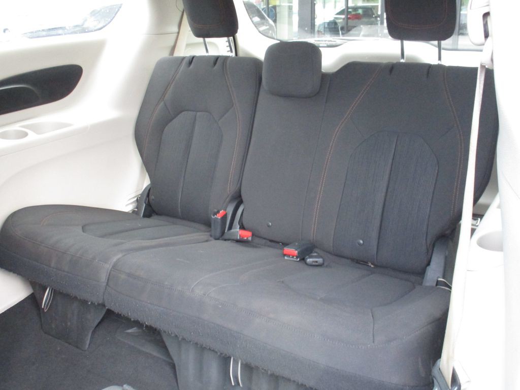 2017 Chrysler Pacifica Image 16