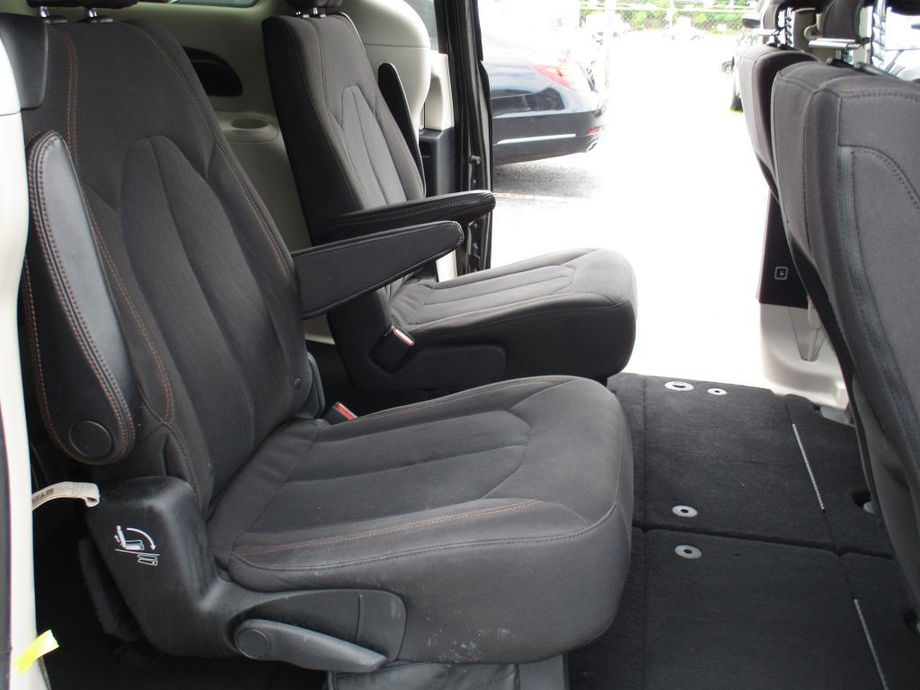 2017 Chrysler Pacifica Image 17