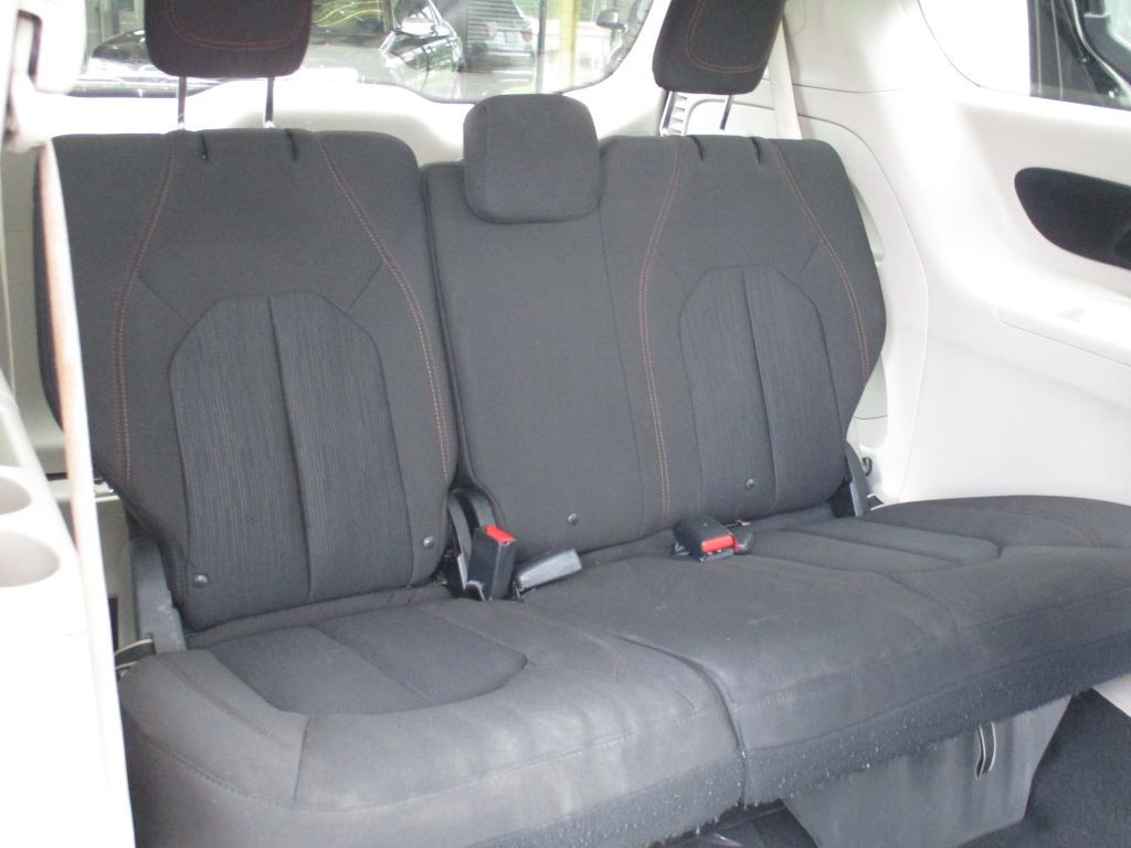 2017 Chrysler Pacifica Image 18