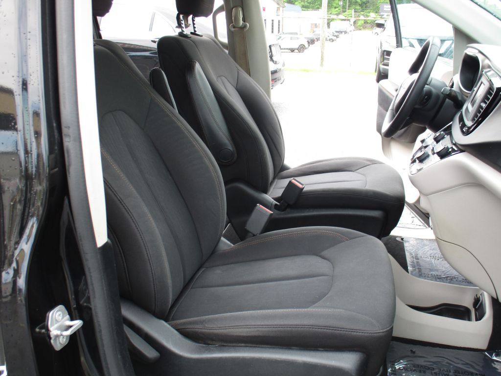 2017 Chrysler Pacifica Image 19