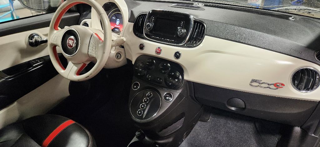 2016 FIAT 500 Image 11