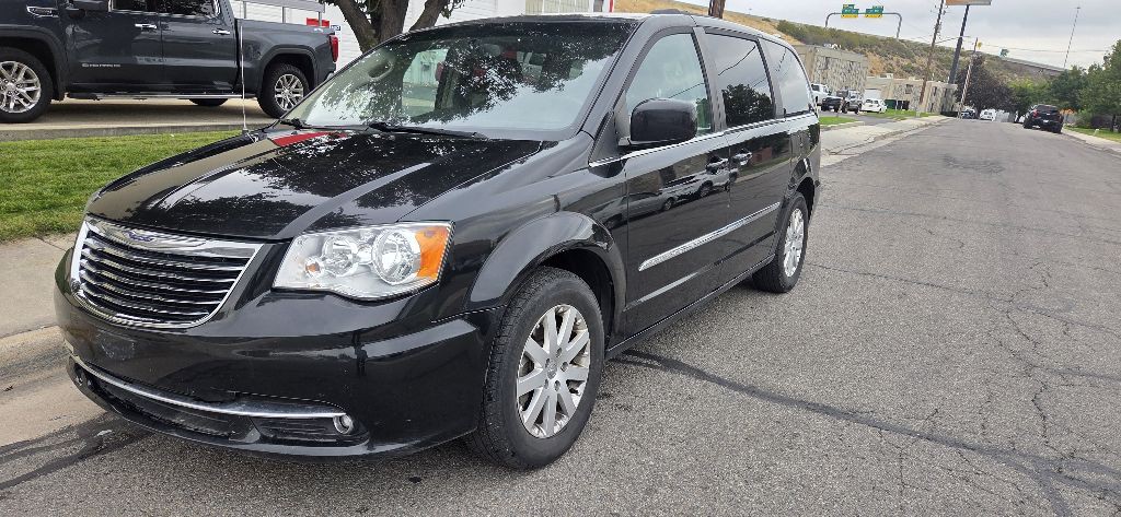 2015 Chrysler Town & Country Image 1