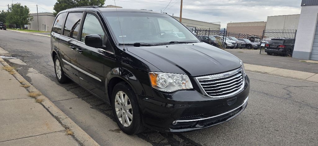 2015 Chrysler Town & Country Image 2