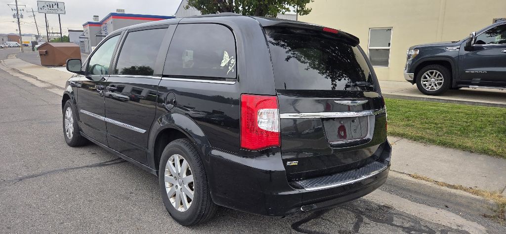 2015 Chrysler Town & Country Image 3