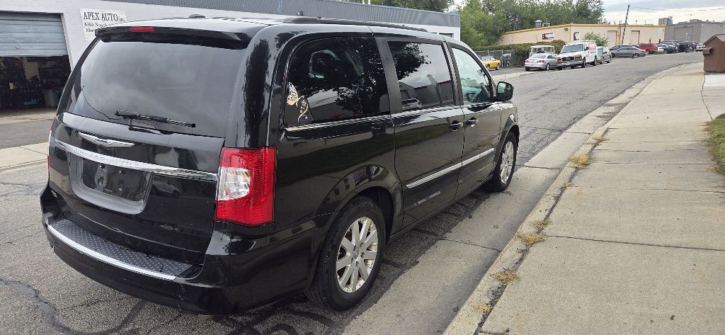 2015 Chrysler Town & Country Image 4
