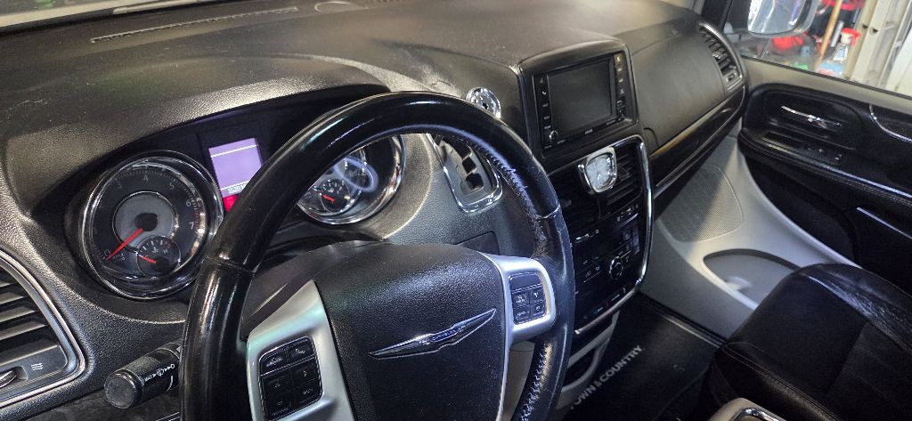 2015 Chrysler Town & Country Image 9