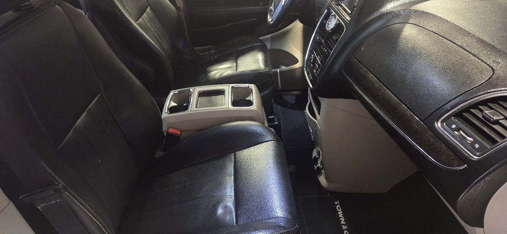 2015 Chrysler Town & Country Image 10