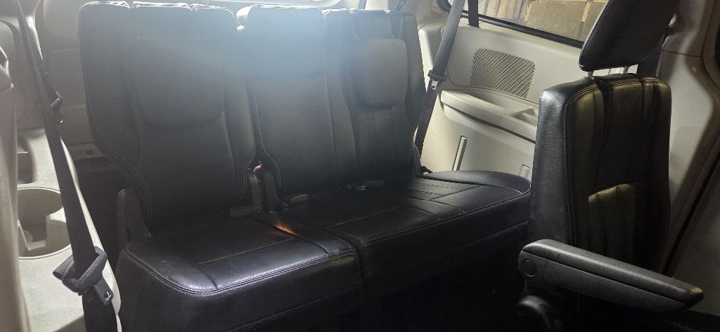 2015 Chrysler Town & Country Image 15
