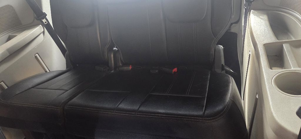 2015 Chrysler Town & Country Image 16