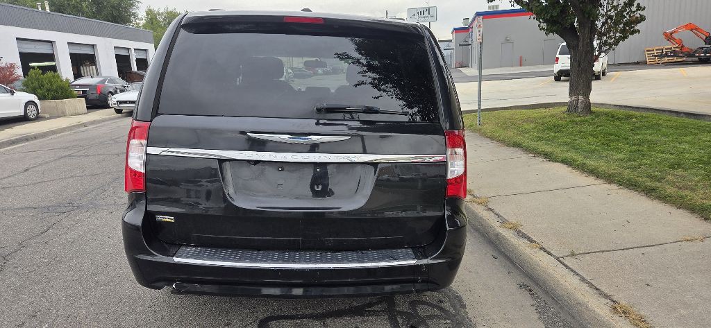 2015 Chrysler Town & Country Image 6
