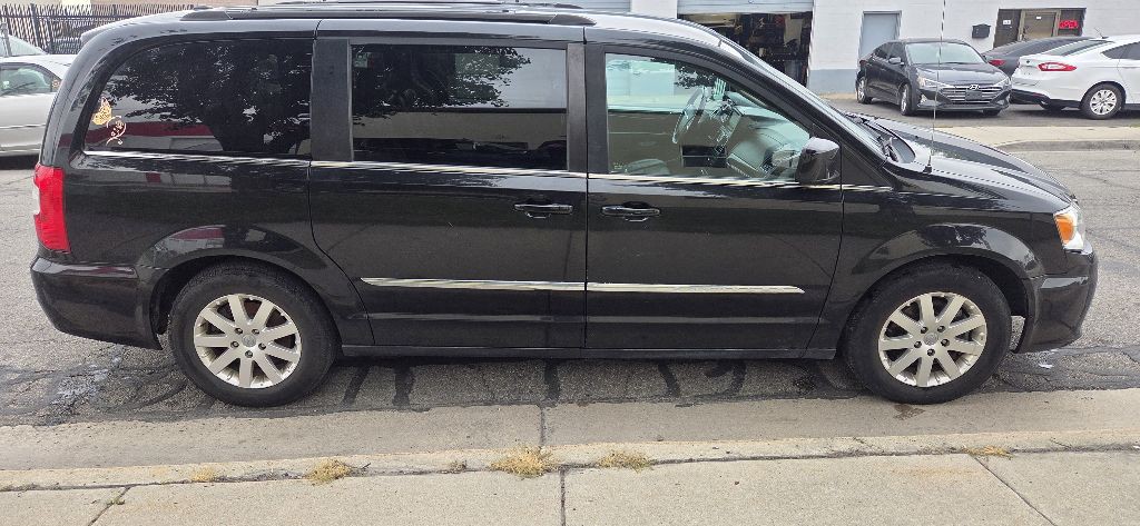 2015 Chrysler Town & Country Image 8