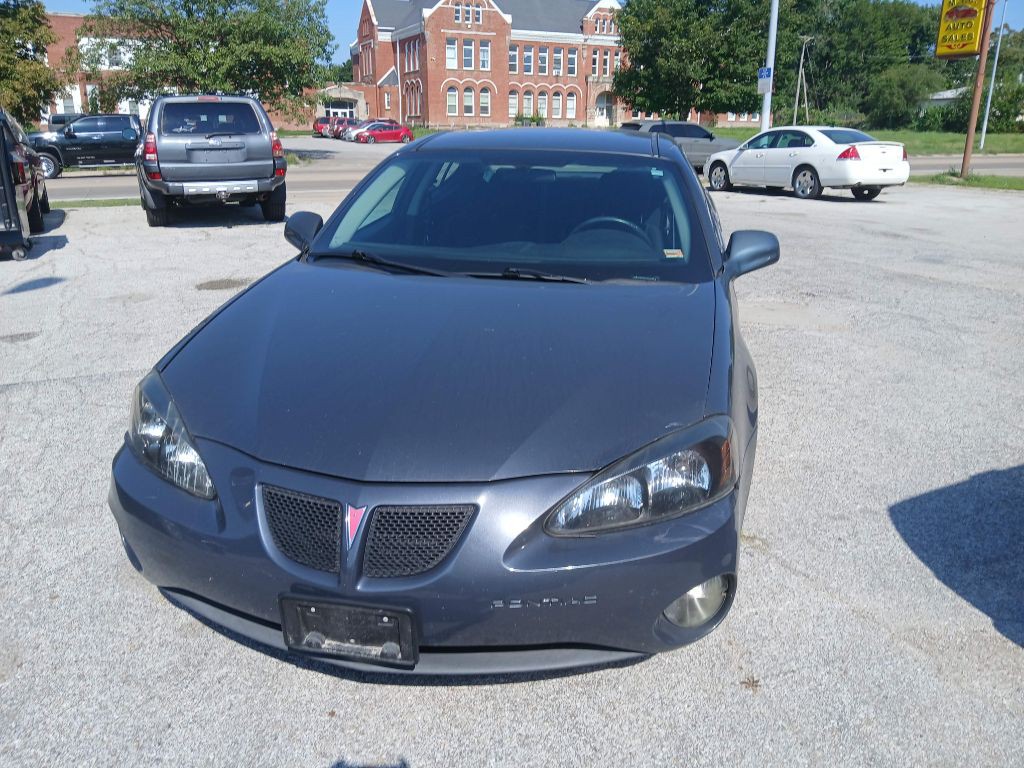 2008 Pontiac Grand Prix Image 2