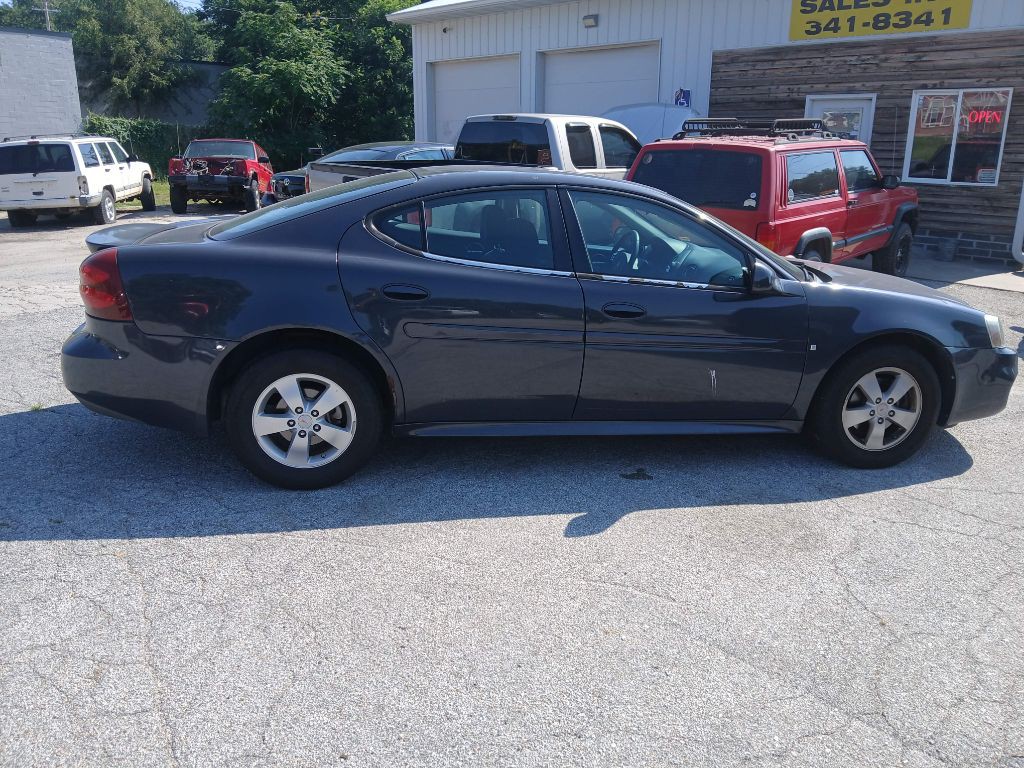 2008 Pontiac Grand Prix Image 3