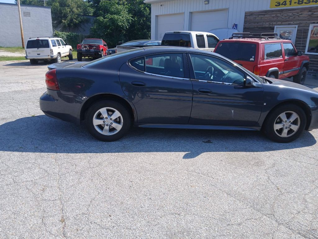 2008 Pontiac Grand Prix Image 4
