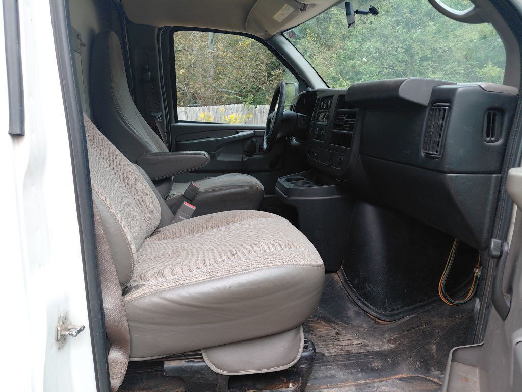 2015 GMC Savana Image 8
