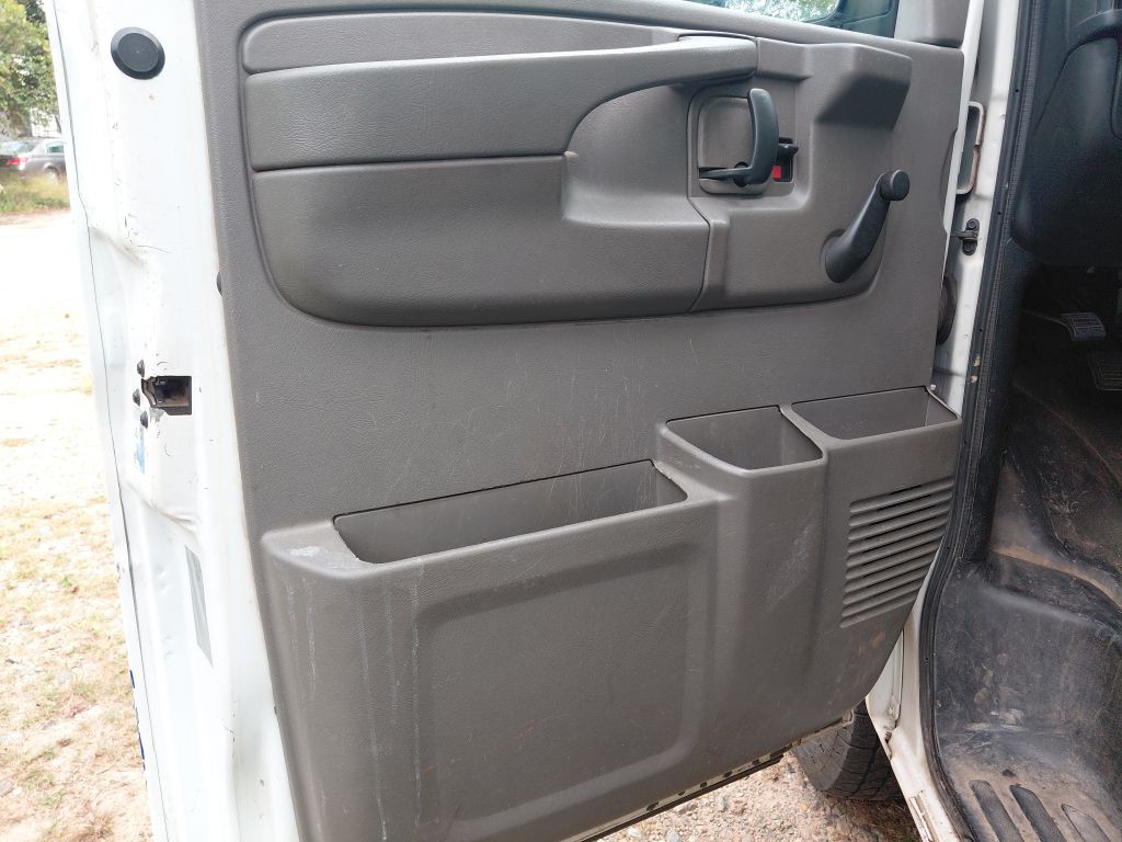 2015 GMC Savana Image 13