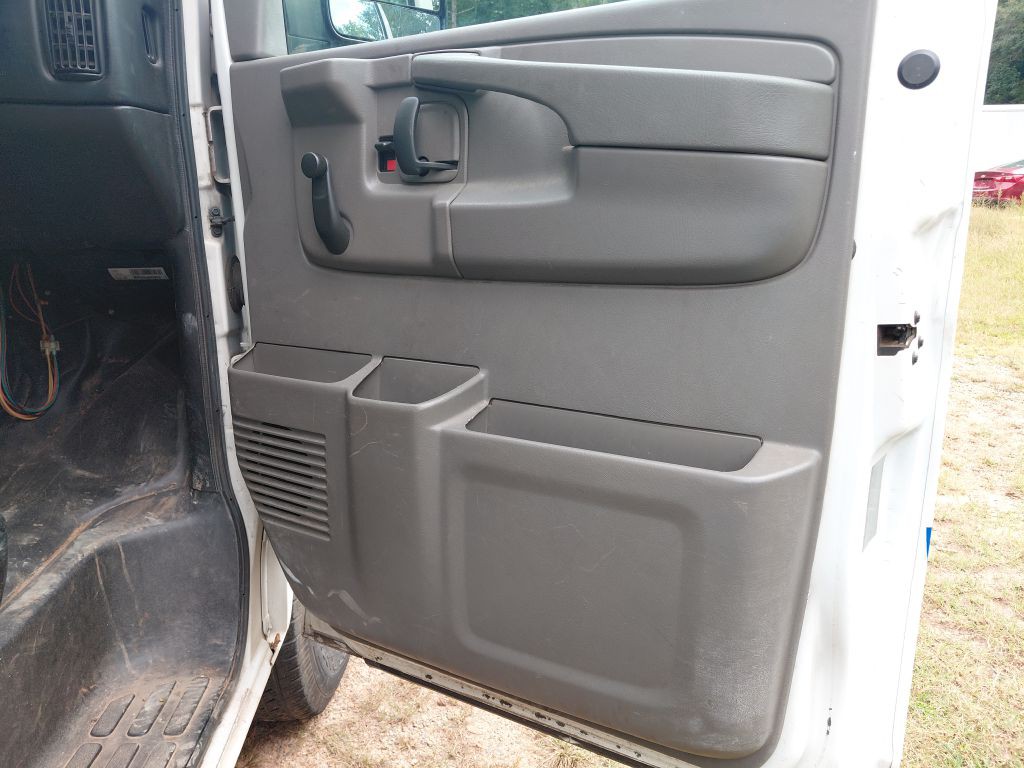 2015 GMC Savana Image 14