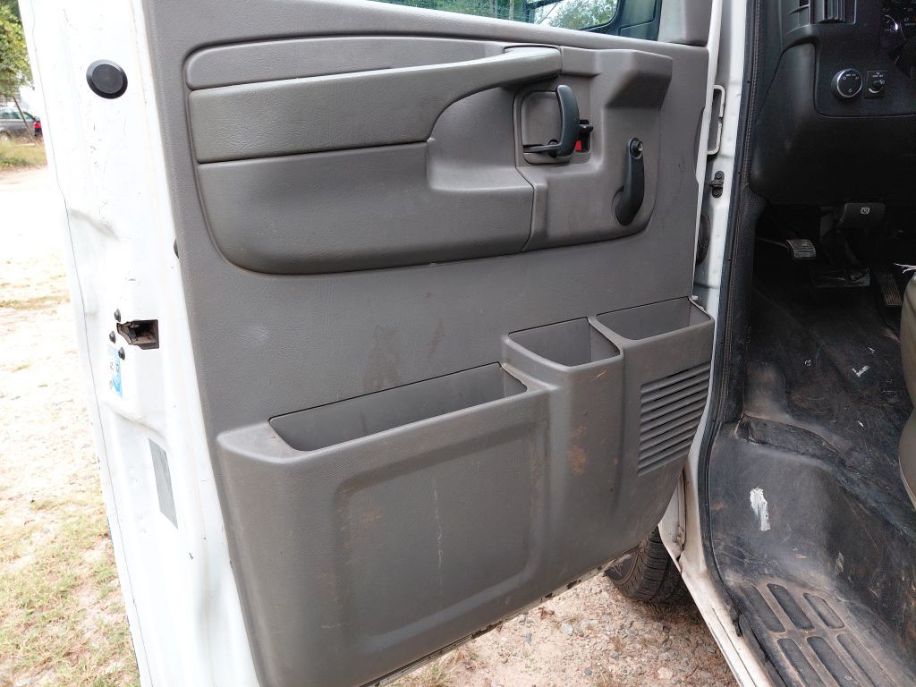 2015 GMC Savana Image 11