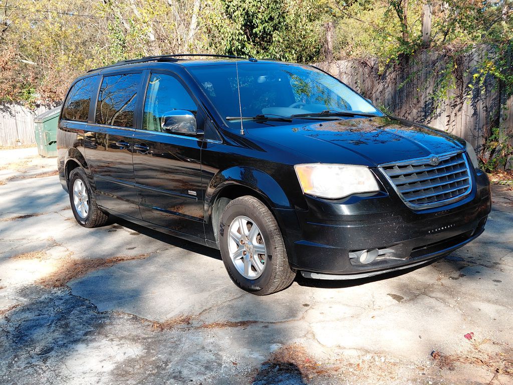 2008 Chrysler Town & Country Image 2