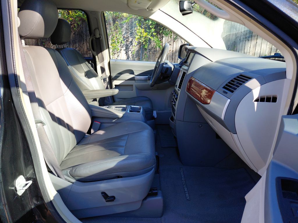 2008 Chrysler Town & Country Image 8