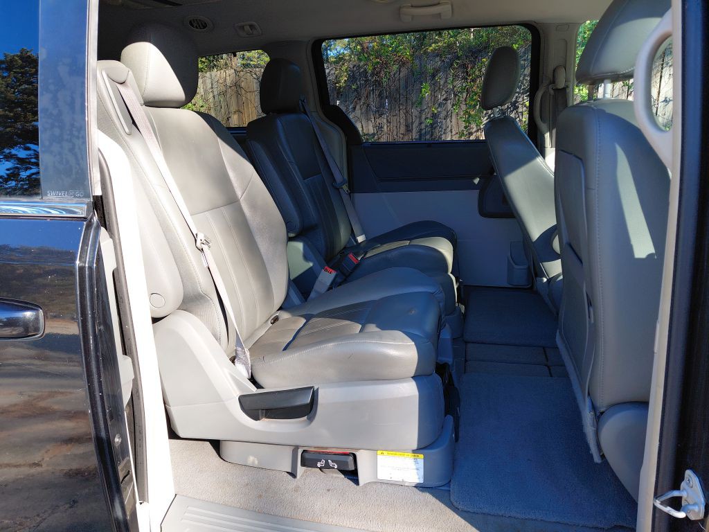 2008 Chrysler Town & Country Image 9