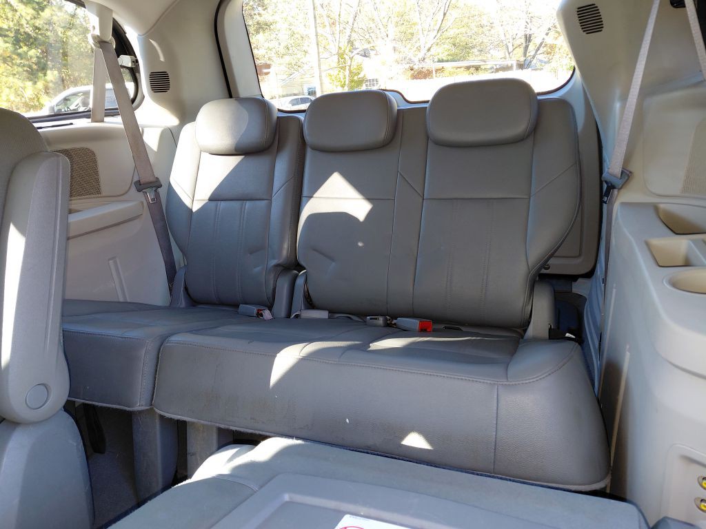 2008 Chrysler Town & Country Image 10