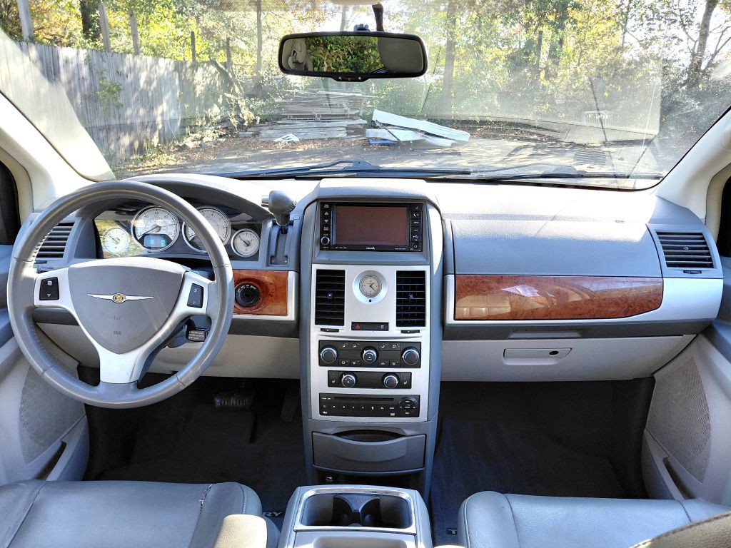 2008 Chrysler Town & Country Image 11