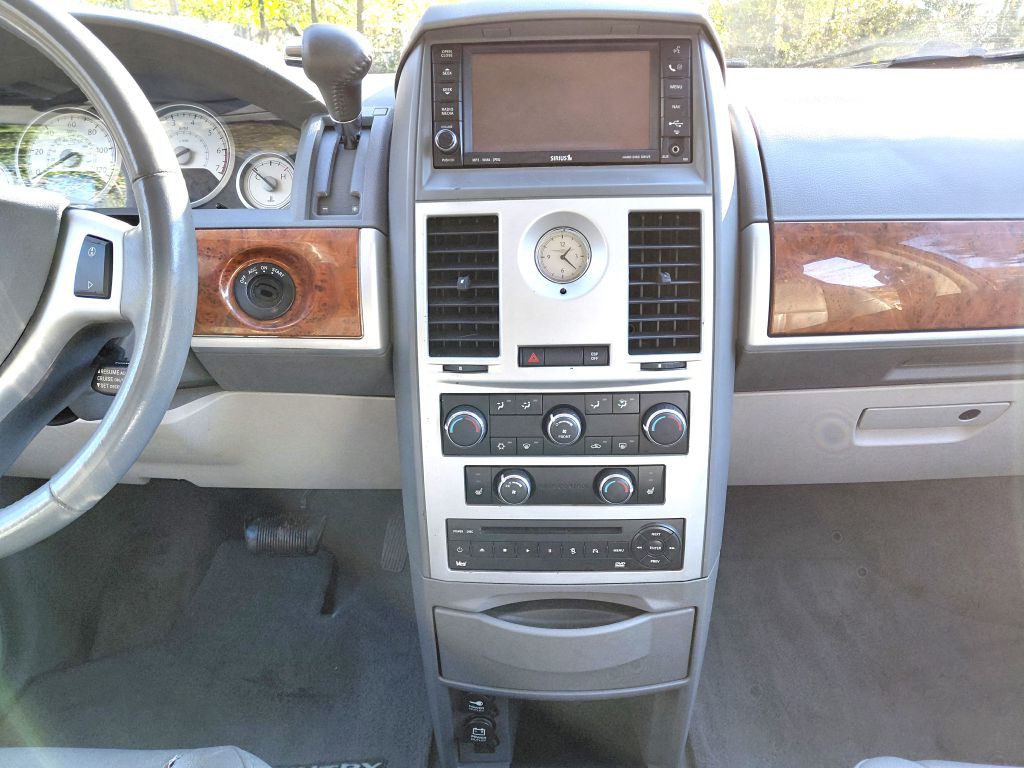 2008 Chrysler Town & Country Image 12