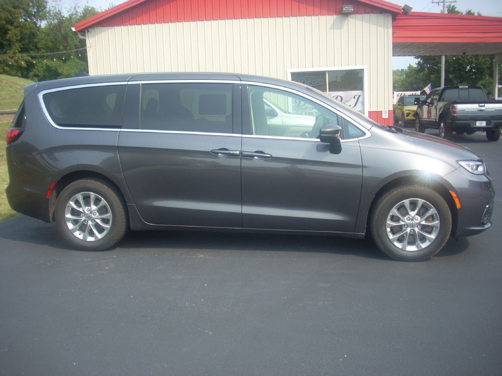 2023 Chrysler Pacifica Image 3