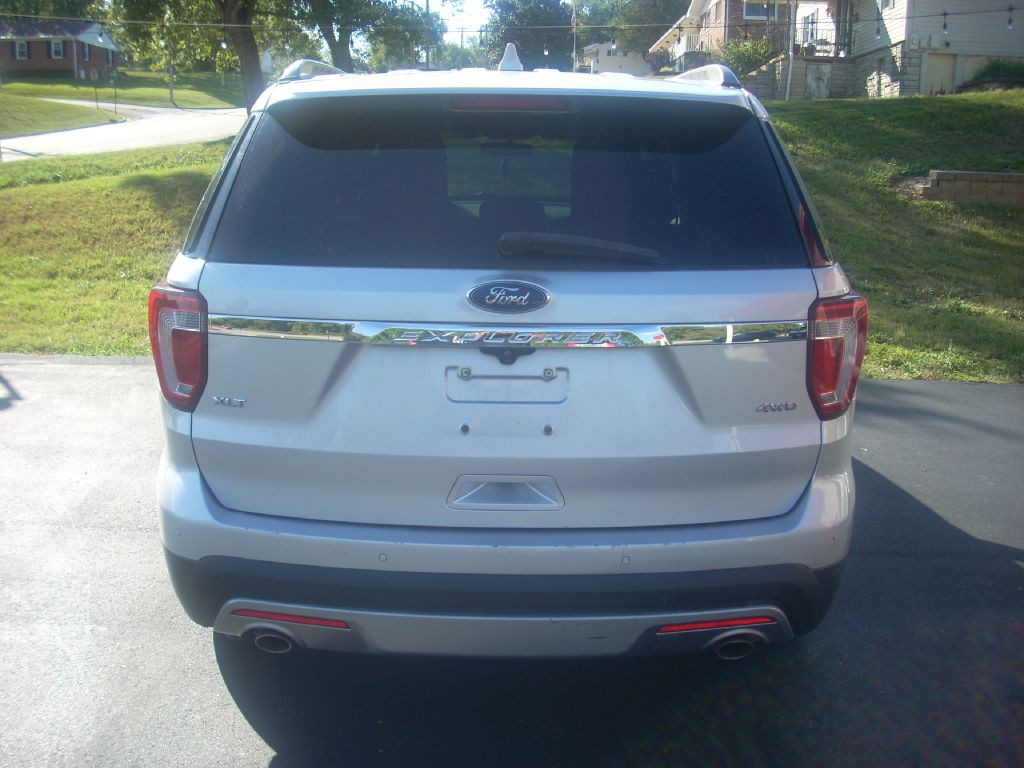 2017 Ford Explorer Image 2