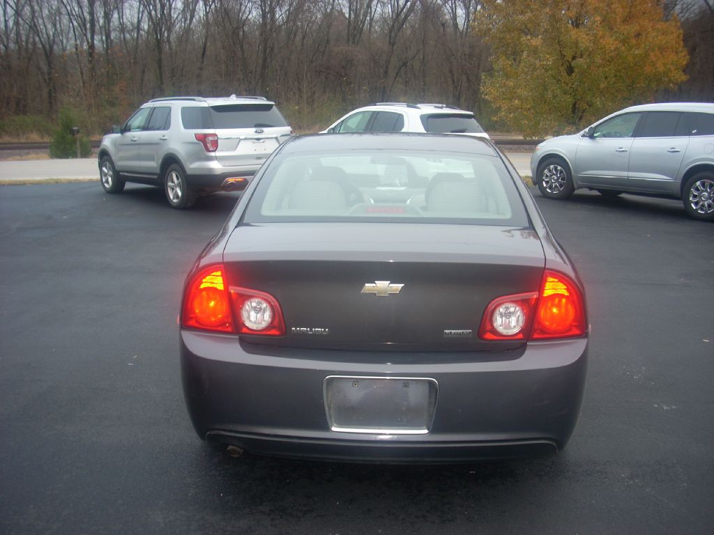 2011 Chevrolet Malibu Image 2
