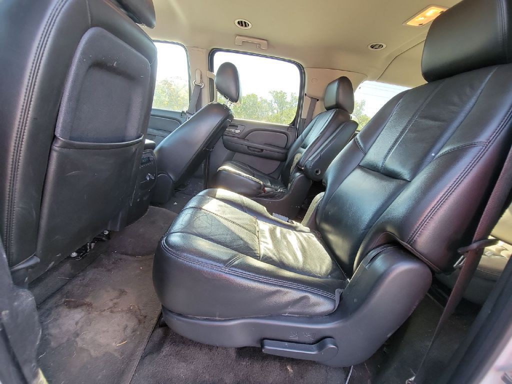 2011 Chevrolet Suburban Image 6